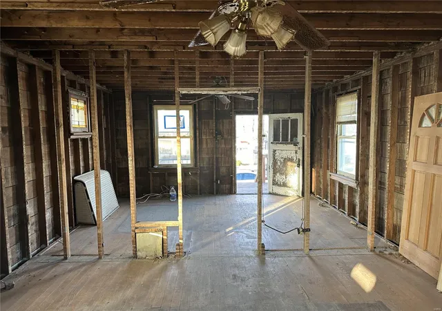 Photo 3 of Single Family Residence at 3710 Orient Ave, Saint Louis, MO 63125 | MLS# MIS25013969 | | Sold on 2025-04-08