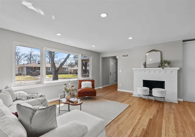 Photo 4 of Single Family Residence at 641 Lewiston Dr, Saint Louis, MO 63122 | MLS# MIS25014116 |  | Sold on 2025-04-14
