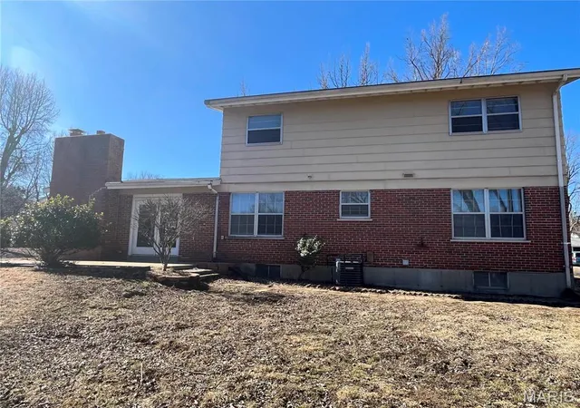 Photo 1 of Single Family Residence at 3330 Wilshire Dr, Saint Charles, MO 63301 | MLS# MIS25014261 | | Sold on 2025-08-06