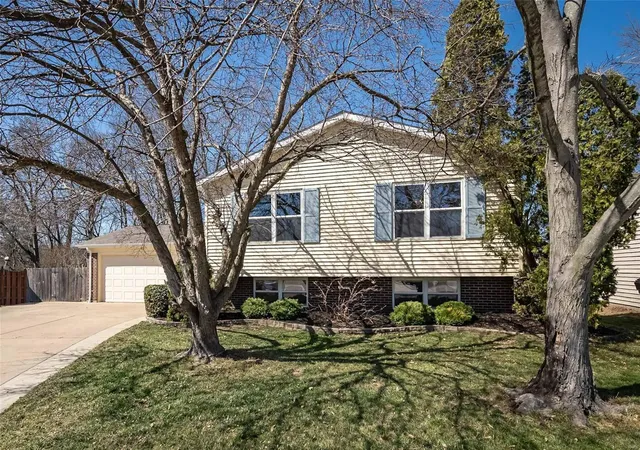 Photo 2 of Single Family Residence at 82 Sunny View Dr, Saint Peters, MO 63376 | MLS# MIS25014267 |  | Sold on 2025-04-17