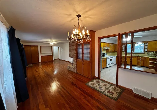 Photo 3 of Single Family Residence at 601 N Maple St, Vandalia, MO 63382 | MLS# MIS25014277 | | Sold on 2025-04-21