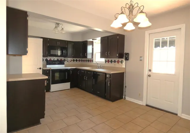 Photo 3 of Single Family Residence at 1014 Leawood Dr, Saint Louis, MO 63126 | MLS# MIS25014329 | | Sold on 2025-04-21