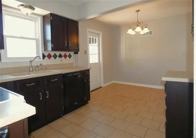 Photo 4 of Single Family Residence at 1014 Leawood Dr, Saint Louis, MO 63126 | MLS# MIS25014329 | | Sold on 2025-04-21