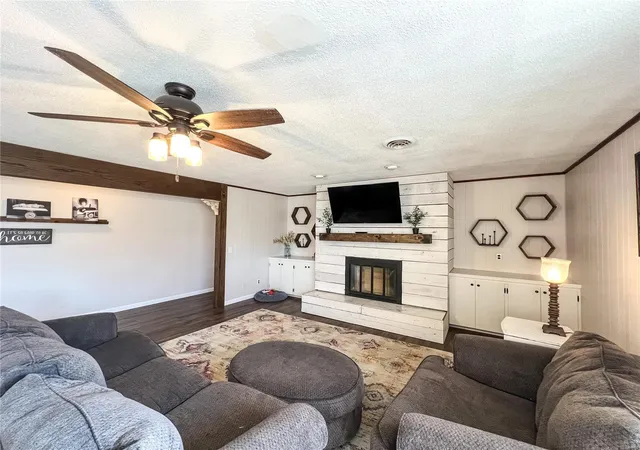 Photo 5 of Single Family Residence at 525 Baskett St, Paris, MO 65275 | MLS# MIS25014400 | | Sold on 2025-05-27