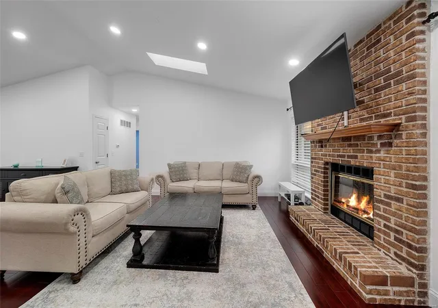 Photo 4 of Single Family Residence at 5728 Whitefalls Ct, Saint Louis, MO 63129 | MLS# MIS25014442 | | Sold on 2025-04-08