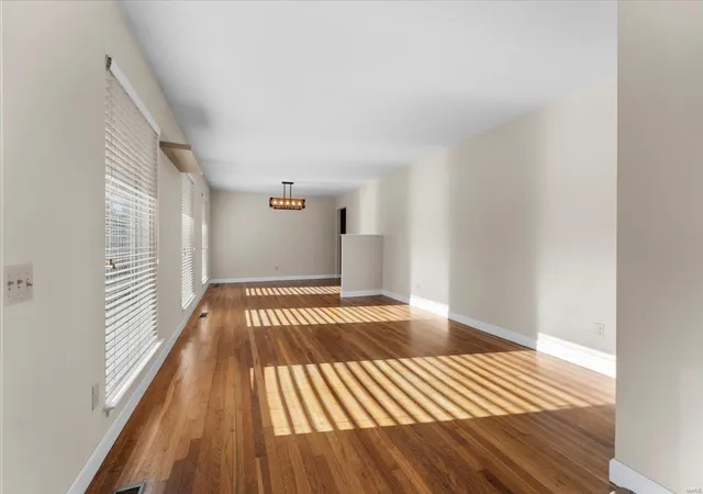 Photo 1 of Single Family Residence at 1211 Timber Run Dr, Saint Louis, MO 63146 | MLS# MIS25014446 |  | Sold on 2025-05-06