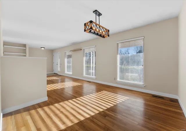 Photo 3 of Single Family Residence at 1211 Timber Run Dr, Saint Louis, MO 63146 | MLS# MIS25014446 |  | Sold on 2025-05-06