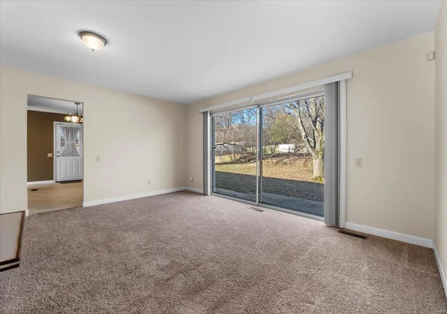 Photo 4 of Single Family Residence at 1211 Timber Run Dr, Saint Louis, MO 63146 | MLS# MIS25014446 |  | Sold on 2025-05-06
