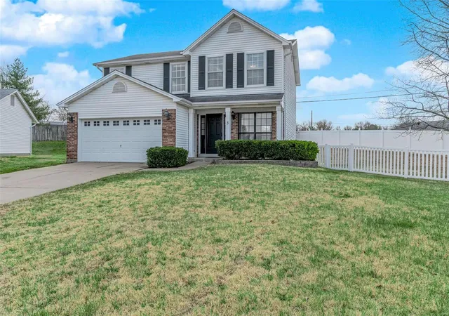 Photo 2 of Single Family Residence at 3 Woodmont Ct, Saint Peters, MO 63376 | MLS# MIS25014575 | | Sold on 2025-04-18