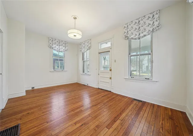 Photo 3 of Single Family Residence at 667 Atalanta Ave, Saint Louis, MO 63119 | MLS# MIS25014597 | | Sold on 2025-04-23