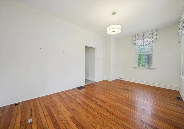 Photo 4 of Single Family Residence at 667 Atalanta Ave, Saint Louis, MO 63119 | MLS# MIS25014597 | | Sold on 2025-04-23