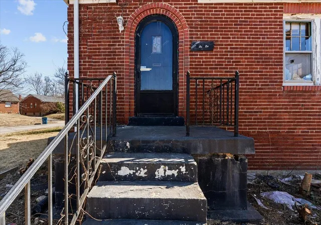 Photo 4 of Multi Family at 6912 Hunter Ave, Saint Louis, MO 63121 | MLS# MIS25014601 | | Sold on 2025-04-01