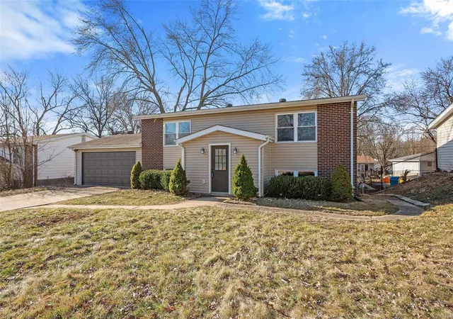 Photo 2 of Single Family Residence at 1213 Clairmont Ln, Saint Charles, MO 63303 | MLS# MIS25014688 | | Sold on 2025-04-14