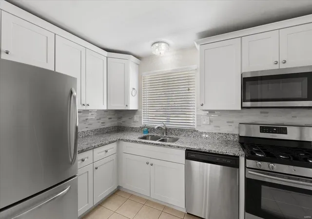 Photo 3 of Single Family Residence at 12219 Belwyn Dr, Saint Louis, MO 63146 | MLS# MIS25014782 | | Sold on 2025-04-11