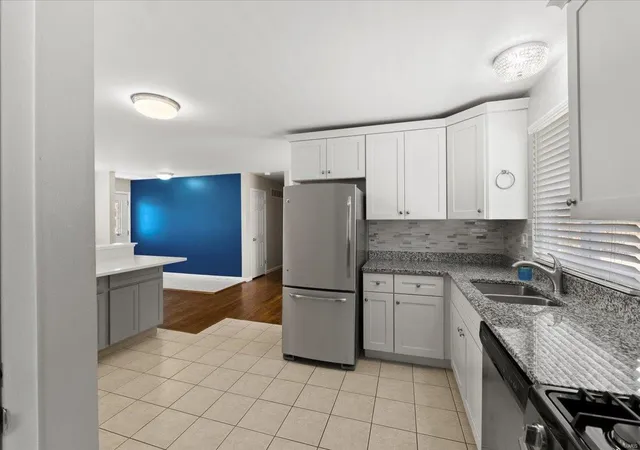 Photo 4 of Single Family Residence at 12219 Belwyn Dr, Saint Louis, MO 63146 | MLS# MIS25014782 | | Sold on 2025-04-11