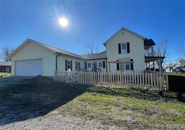 Photo 3 of Single Family Residence at 506 E Jefferson St, Perry, MO 63462 | MLS# MIS25014788 |  | Sold on 2025-10-10