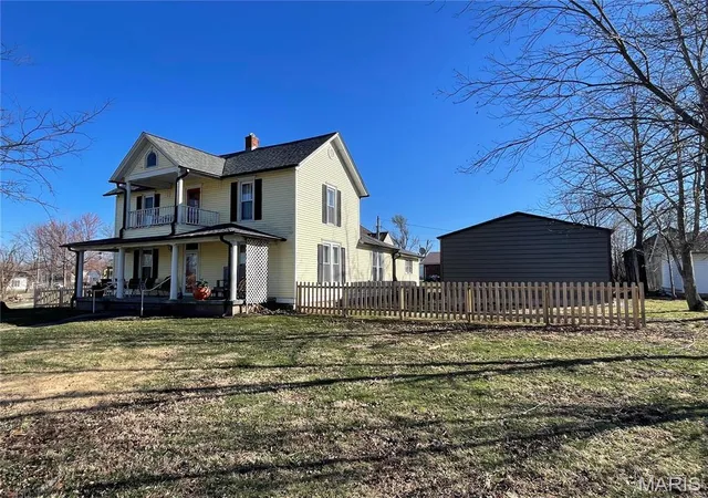 Photo 4 of Single Family Residence at 506 E Jefferson St, Perry, MO 63462 | MLS# MIS25014788 |  | Sold on 2025-10-10