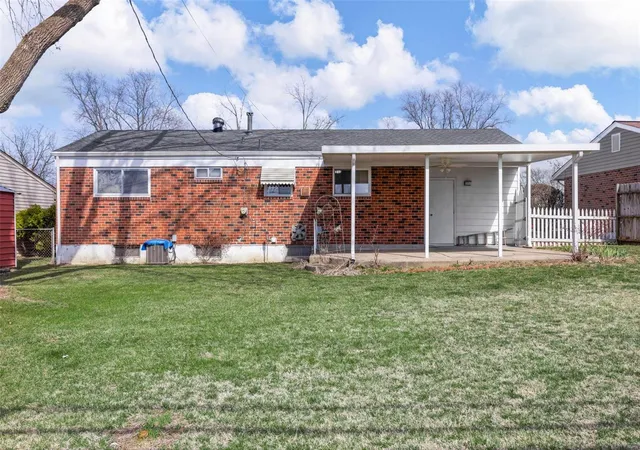 Photo 3 of Single Family Residence at 2222 Bolton St, Saint Charles, MO 63301 | MLS# MIS25015032 |  | Sold on 2025-04-29