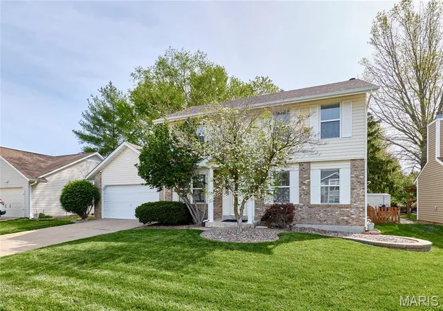 Photo 2 of Single Family Residence at 1286 Robertridge Dr, Saint Charles, MO 63304 | MLS# MIS25015046 | | Sold on 2025-05-16