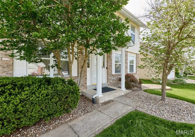 Photo 3 of Single Family Residence at 1286 Robertridge Dr, Saint Charles, MO 63304 | MLS# MIS25015046 | | Sold on 2025-05-16