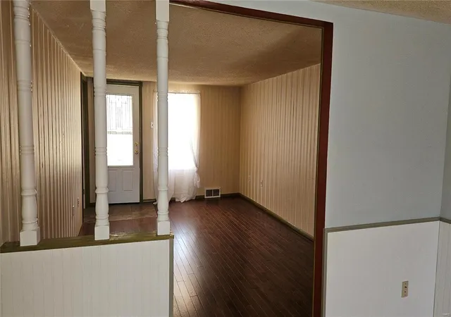Photo 3 of Single Family Residence at 1137 Hudson Rd, Saint Louis, MO 63135 | MLS# MIS25015064 | | Sold on 2025-04-25