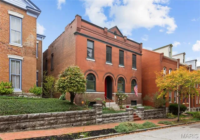 Single Family Residence at 1221 Mackay Pl, Saint Louis, MO 63104 | MLS# MIS25015225 | | Sold on 2025-07-25