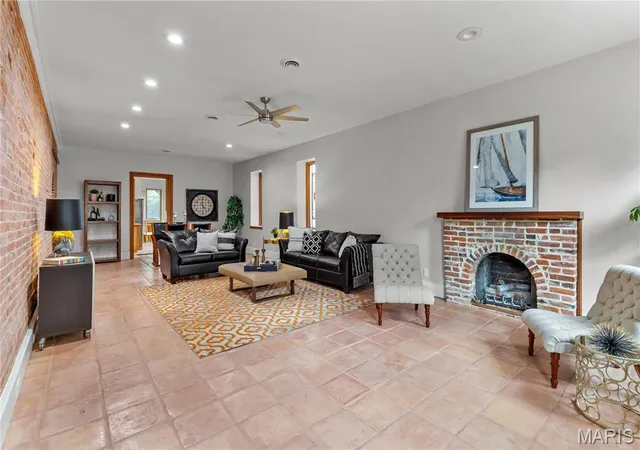 Photo 3 of Single Family Residence at 1221 Mackay Pl, Saint Louis, MO 63104 | MLS# MIS25015225 | | Sold on 2025-07-25