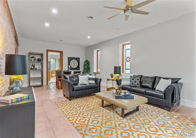 Photo 4 of Single Family Residence at 1221 Mackay Pl, Saint Louis, MO 63104 | MLS# MIS25015225 | | Sold on 2025-07-25