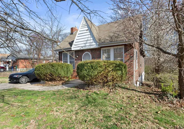 Photo 2 of Single Family Residence at 6743 Kenwood Dr, Saint Louis, MO 63121 | MLS# MIS25015450 | | Sold on 2025-06-02