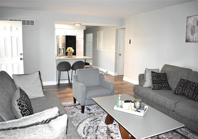 Photo 4 of Single Family Residence at 4811 Broad Oak Dr, Saint Louis, MO 63128 | MLS# MIS25015546 | | Sold on 2025-04-29