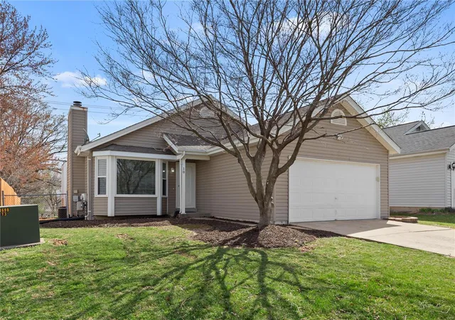 Single Family Residence at 10 Kingspointe Dr, Saint Peters, MO 63376 | MLS# MIS25015586 | | Sold on 2025-04-17