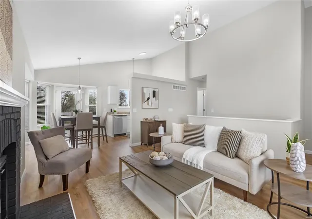 Photo 4 of Single Family Residence at 10 Kingspointe Dr, Saint Peters, MO 63376 | MLS# MIS25015586 | | Sold on 2025-04-17