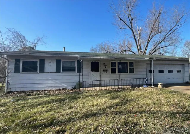 Single Family Residence at 940 Clearfield Dr, Saint Louis, MO 63135 | MLS# MIS25015623 | | Sold on 2025-05-28