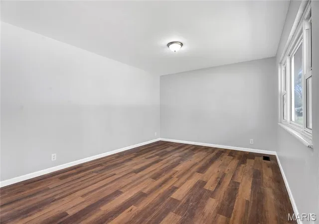 Photo 3 of Single Family Residence at 940 Clearfield Dr, Saint Louis, MO 63135 | MLS# MIS25015623 | | Sold on 2025-05-28