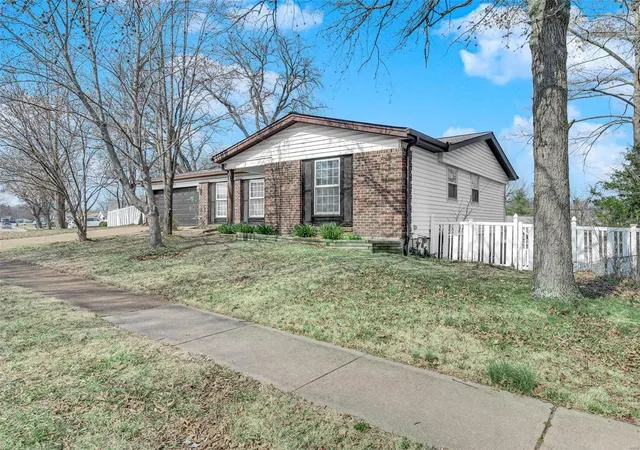 Photo 1 of Single Family Residence at 4695 Towne Centre Dr, Saint Louis, MO 63128 | MLS# MIS25015695 | | Sold on 2025-04-22