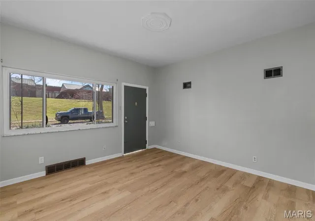 Photo 4 of Single Family Residence at 5331 Arsenal St, Saint Louis, MO 63139 | MLS# MIS25015914 | | Sold on 2025-07-16