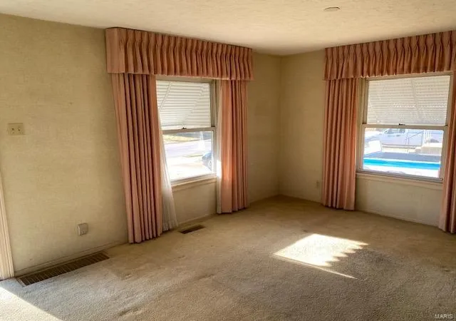Photo 4 of Single Family Residence at 917 Sanders Dr, Saint Louis, MO 63126 | MLS# MIS25015927 | | Sold on 2025-04-24