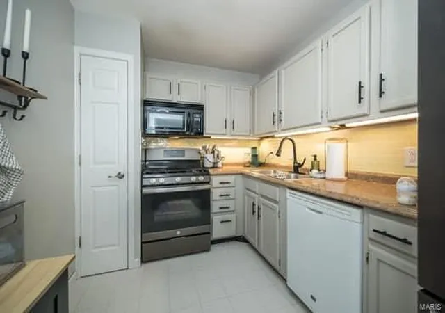 Photo 4 of Condominium at 19 Coach Ct, Saint Peters, MO 63376 | MLS# MIS25016031 |  | Sold on 2025-05-16