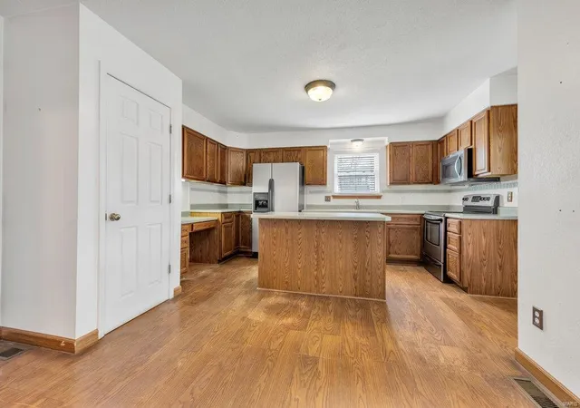 Photo 3 of Single Family Residence at 8213 Bristol Valley Dr, Saint Peters, MO 63376 | MLS# MIS25016094 | | Sold on 2025-04-17