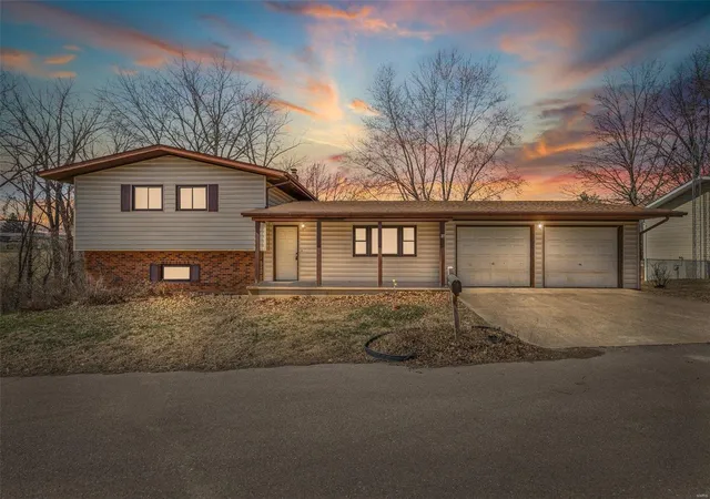 Single Family Residence at 307 Hillcrest Dr, Sainte Genevieve, MO 63670 | MLS# MIS25016104 | | Sold on 2025-05-06