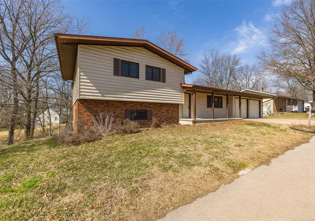 Photo 2 of Single Family Residence at 307 Hillcrest Dr, Sainte Genevieve, MO 63670 | MLS# MIS25016104 | | Sold on 2025-05-06