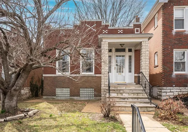 Single Family Residence at 6558 Arsenal St, Saint Louis, MO 63139 | MLS# MIS25016171 | | Sold on 2025-04-14