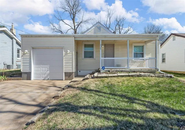 Single Family Residence at 3525 Longview Dr, Saint Louis, MO 63129 | MLS# MIS25016310 |  | Sold on 2025-04-22