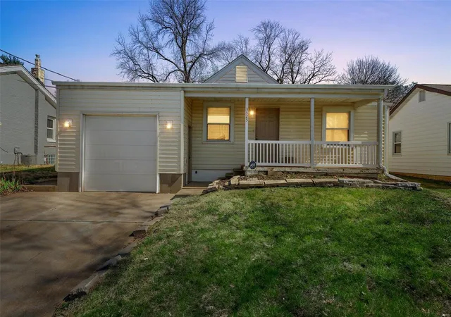 Photo 1 of Single Family Residence at 3525 Longview Dr, Saint Louis, MO 63129 | MLS# MIS25016310 |  | Sold on 2025-04-22
