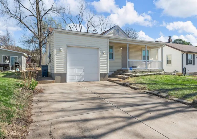 Photo 2 of Single Family Residence at 3525 Longview Dr, Saint Louis, MO 63129 | MLS# MIS25016310 |  | Sold on 2025-04-22