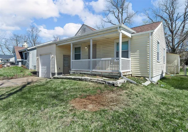 Photo 4 of Single Family Residence at 3525 Longview Dr, Saint Louis, MO 63129 | MLS# MIS25016310 |  | Sold on 2025-04-22