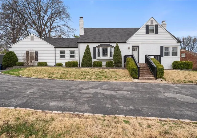 Photo 1 of Single Family Residence at 9525 Berwick Dr, Saint Louis, MO 63123 | MLS# MIS25016316 | | Sold on 2025-04-30