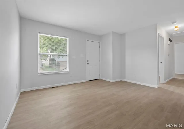 Photo 3 of Single Family Residence at 405 Alsobrook St, Saint Louis, MO 63122 | MLS# MIS25016349 | | Sold on 2025-08-12