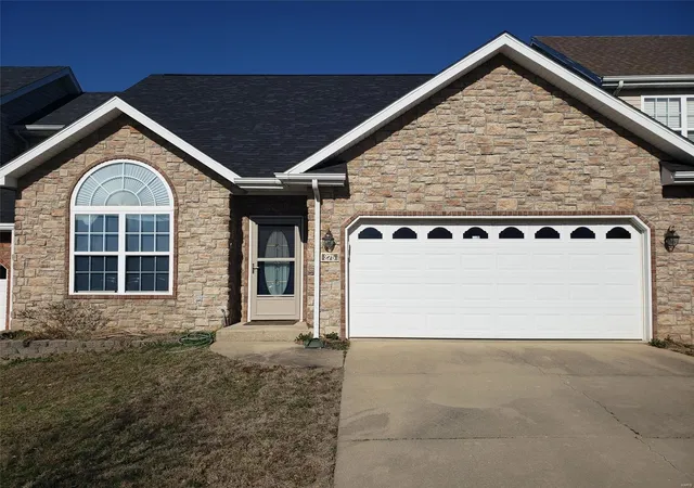 Townhouse at 275 Carmel Valley Wy, Saint Robert, MO 65584 | MLS# MIS25016353 | | Sold on 2025-06-05