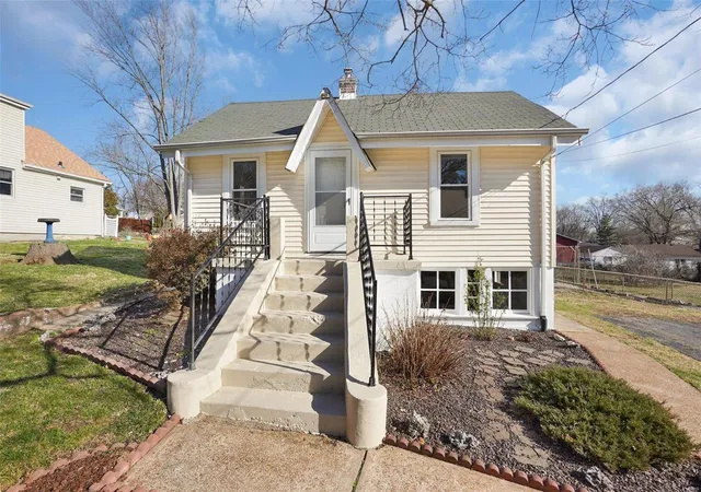 Photo 3 of Single Family Residence at 5635 Willard Ave, Saint Louis, MO 63123 | MLS# MIS25016358 | | Sold on 2025-04-22